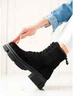 Praktické černé dámské kotníčkové boty na plochém podpatku Praktické černé dámské kotníčkové boty na plochém podpatku