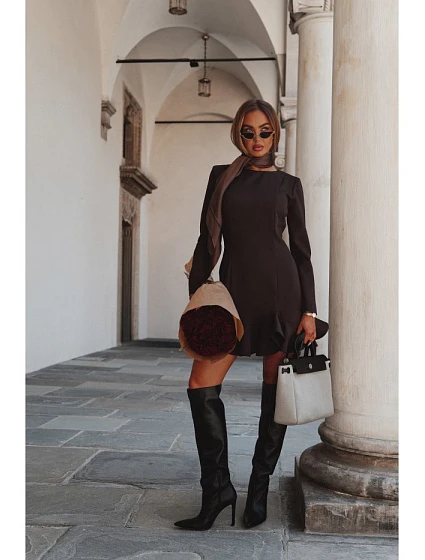 model 21296135 Šaty s volánkovým lemem hnědé - Moe