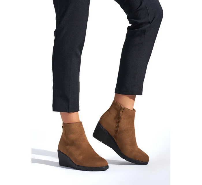 Trendy hnědé dámské kotníčkové boty na klínku Trendy hnědé dámské kotníčkové boty na klínku