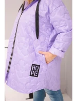 Dámská bunda Plus Size prošívaná s kapucí a nápisem model 21808651 světle fialová - K-Fashion