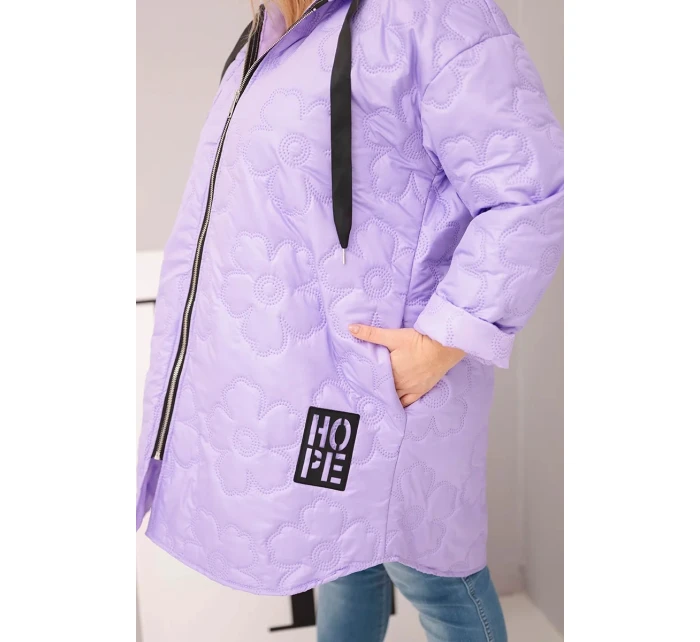 Dámská bunda Plus Size prošívaná s kapucí a nápisem model 21808651 světle fialová - K-Fashion