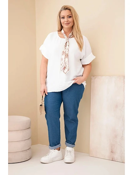 Dámská viskózová halenka Plus Size s krátkým rukávem a ozdobným šátkem bílá
