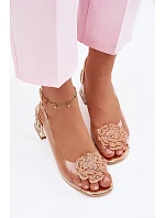 Průhledné sandály na klínku s krystaly a květinou model 22102726 - VINCEZA
