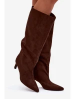 Dámské kozačky z eko semiše nazouvací na podpatku čokoládové model 21770283 - Boto Dámské kozačky z eko semiše nazouvací na podpatku čokoládové model 21770283 - Boto