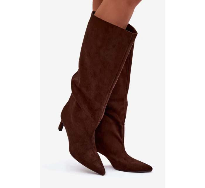 Dámské kozačky z eko semiše nazouvací na podpatku čokoládové model 21770283 - Boto Dámské kozačky z eko semiše nazouvací na podpatku čokoládové model 21770283 - Boto