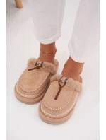 Dámské chlupaté papuče s kožíškem a výšivkou – béžové Perivelle Dámské chlupaté papuče s kožíškem a výšivkou – béžové Perivelle
