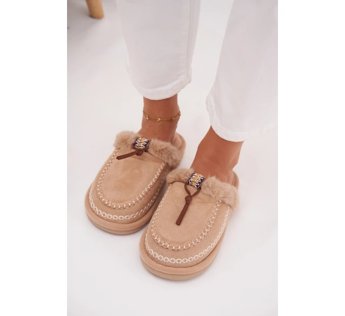 Dámské chlupaté papuče s kožíškem a výšivkou – béžové Perivelle Dámské chlupaté papuče s kožíškem a výšivkou – béžové Perivelle