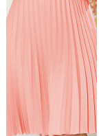 LAYLA - Plisované dámské šaty v broskvové barvě s opaskem 396-1