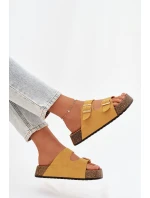 Dámské pantofle na korkové platformě se zlatými sponami Žluté model 21919307 - EVENTO