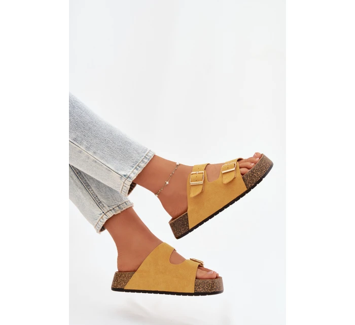 Dámské pantofle na korkové platformě se zlatými sponami Žluté model 21919307 - EVENTO