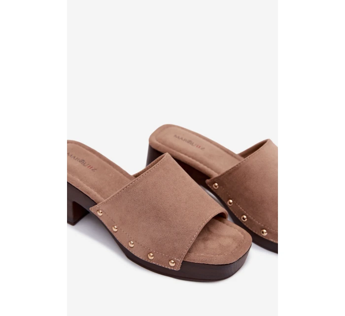 Dámské pantofle na klínku s zlatými sponami tmavě béžové Davessa