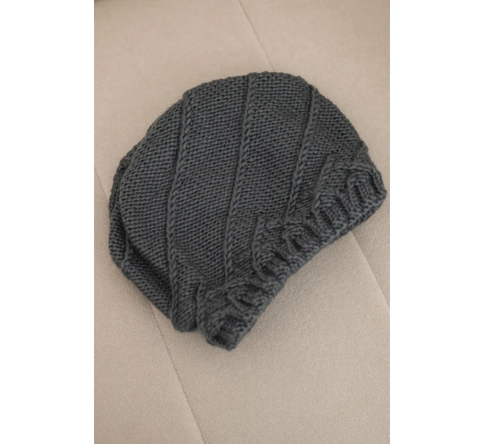 Dámská zimní čepice s ozdobným pletením a klasickým střihem K372 tmavě šedá