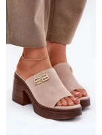 Dámské pantofle na masivním podpatku se zlatým detailem Vinceza – béžové