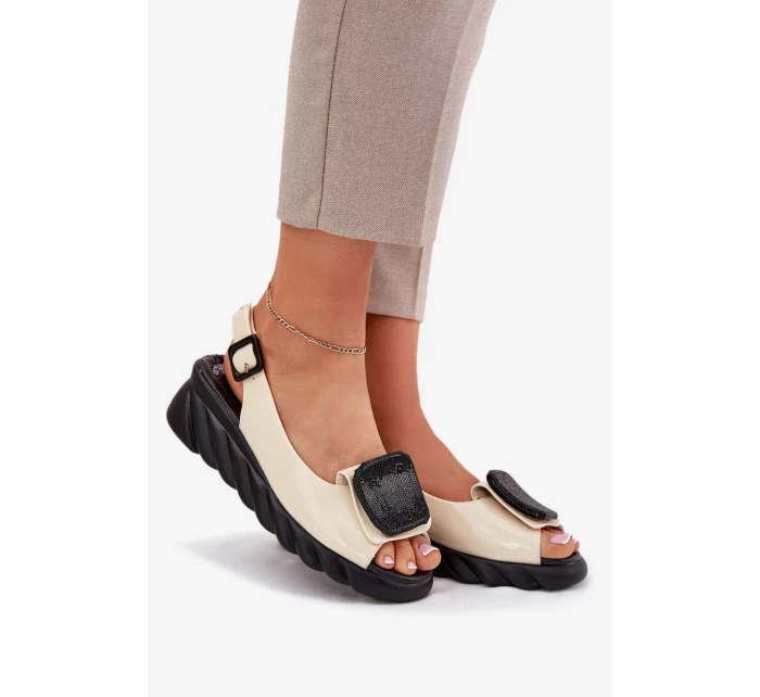 Dámské lakované kožené sandály na klínku s ozdobou - béžové Artiker Dámské lakované kožené sandály na klínku s ozdobou - béžové Artiker