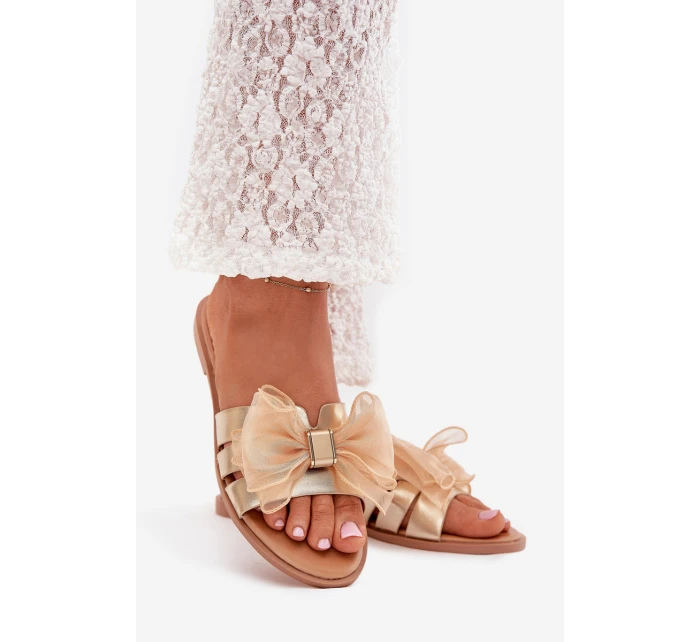 Dámské sandály na plochém podpatku s mašlí zlaté model 21703826 - Boto Dámské sandály na plochém podpatku s mašlí zlaté model 21703826 - Boto