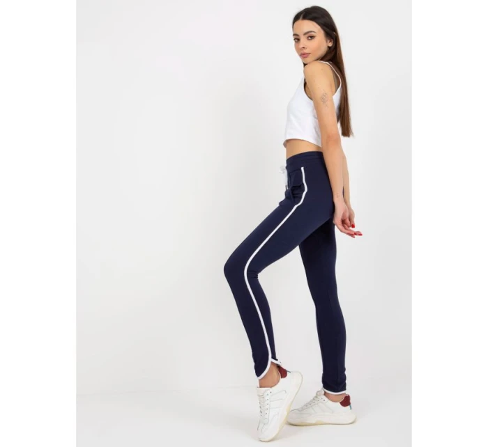 Námořnicky modré základní teplákové kalhoty s lemováním RUE PARIS model 21767862 Námořnicky modré základní teplákové kalhoty s lemováním RUE PARIS model 21767862