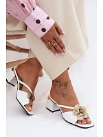 Kožené dámské sandály na podpatku s květinou bílé model 22140994 - Boto