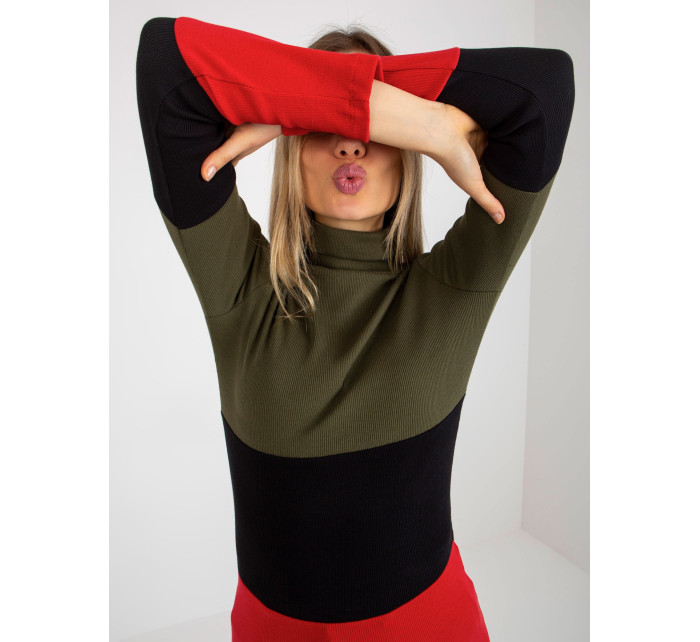 Khaki-červená dámská basic halenka s žebrovaným rolákem