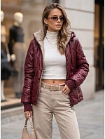 Kurtka damska przejściowa z odpinanym kapturem bordowa model 22361791 - FashionStreet Kurtka damska przejściowa z odpinanym kapturem bordowa model 22361791 - FashionStreet