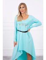 Šaty s ozdobným páskem a nápisem mint