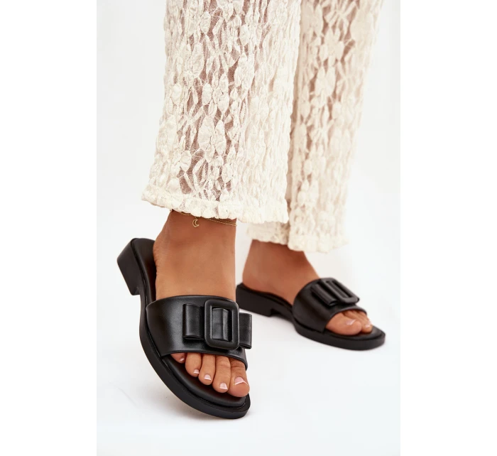 Dámské pantofle na ploché podrážce s přezkou Černé model 21900557 - Boto Dámské pantofle na ploché podrážce s přezkou Černé model 21900557 - Boto