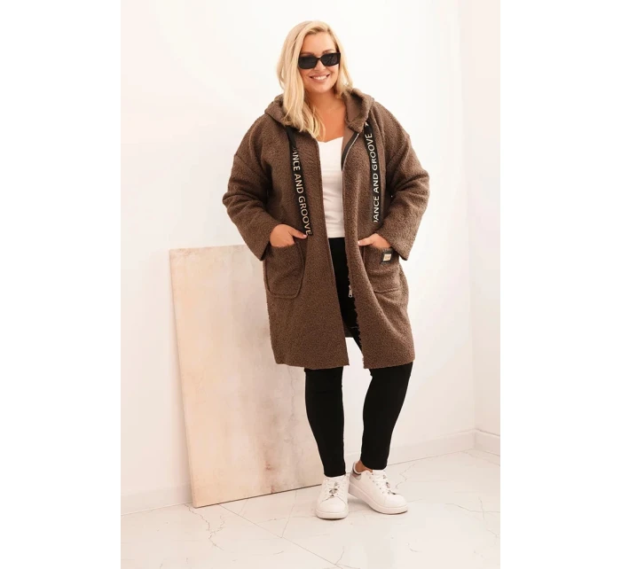Dámský kabát Plus Size z umělého beránka s kapucí a kapsami hnědý