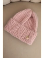 Dámská zimní čepice z huňaté pleteniny a s model 21441818 knoflíkem pudrově růžová - K-Fashion