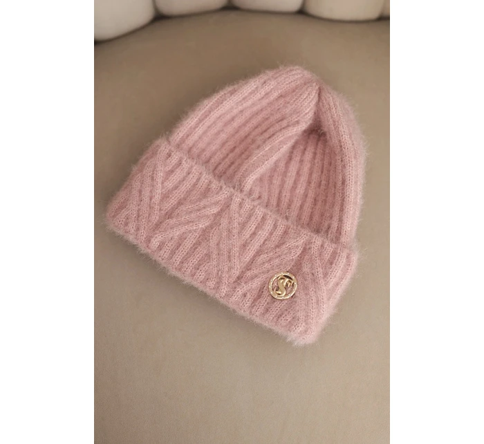 Dámská zimní čepice z huňaté pleteniny a s model 21441818 knoflíkem pudrově růžová - K-Fashion