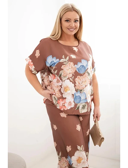 Dámský komplet Plus Size s halenkou a kalhotami s květinovým vzorem a širokou nohavicí hnědý