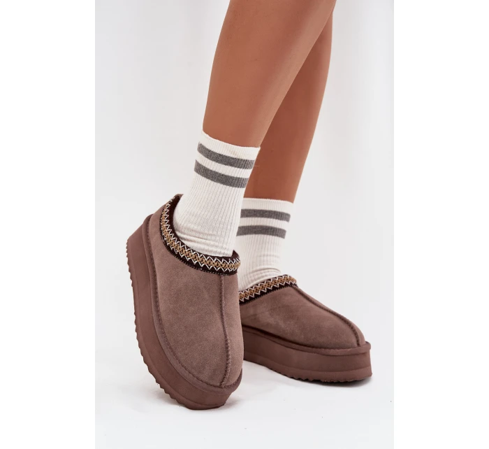 Nízké semišové sněhule pro ženy s výšivkou na platformě Vinceza 97960 hnědé