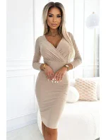 Béžové vypasované dámské šaty s přeloženým obálkovým výstřihem a dlouhými rukávy model 19713503 - numoco Béžové vypasované dámské šaty s přeloženým obálkovým výstřihem a dlouhými rukávy model 19713503 - numoco
