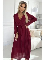 Dámské plisované šifonové šaty ve vínové barvě s výstřihem, dlouhými rukávy a páskem pro zavazování model 21310318 - numoco basic