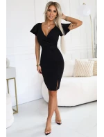 NINA Černé elegantní dámské šaty s přeloženým obálkovým výstřihem, a páskem model 20702181 - numoco NINA Černé elegantní dámské šaty s přeloženým obálkovým výstřihem, a páskem model 20702181 - numoco