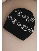 Dámská zimní čepice z vlny s geometrickým vzorem model 21867912 černá + bílá - K-Fashion Dámská zimní čepice z vlny s geometrickým vzorem model 21867912 černá + bílá - K-Fashion