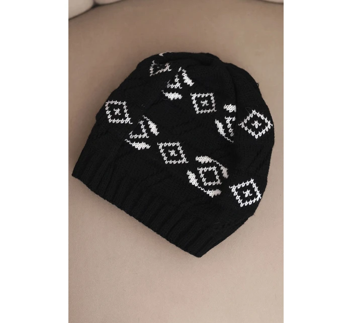 Dámská zimní čepice z vlny s geometrickým vzorem model 21867912 černá + bílá - K-Fashion Dámská zimní čepice z vlny s geometrickým vzorem model 21867912 černá + bílá - K-Fashion