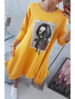 Šaty s potiskem a rozšířeným spodním dílem v hořčicové barvě Šaty s potiskem a rozšířeným spodním dílem v hořčicové barvě