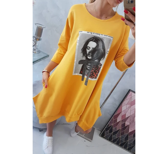 Šaty s potiskem a rozšířeným spodním dílem v hořčicové barvě Šaty s potiskem a rozšířeným spodním dílem v hořčicové barvě