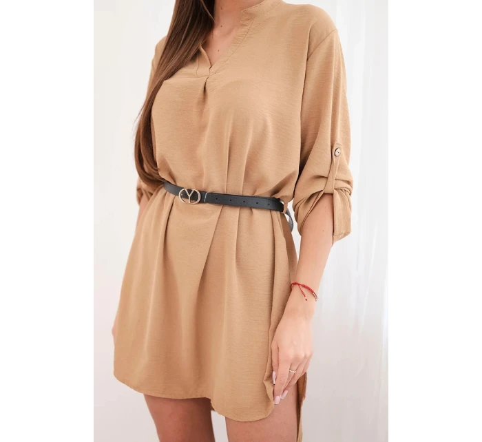 Šaty s delšími zády a páskem světle camelová