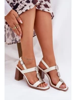 Dámské sandály na podpatku s ozdobným páskem bílé model 21687244 - Boto