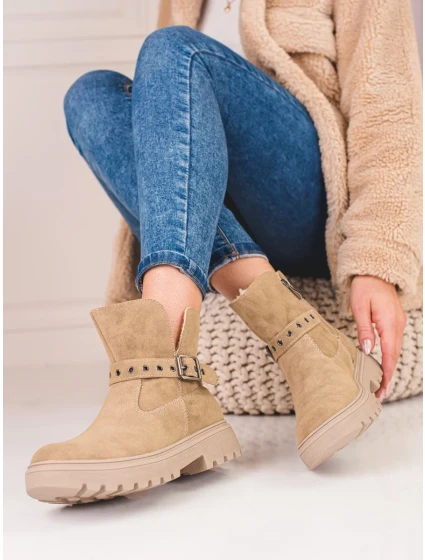 Praktické hnědé kotníčkové boty dámské na plochém podpatku Praktické hnědé kotníčkové boty dámské na plochém podpatku