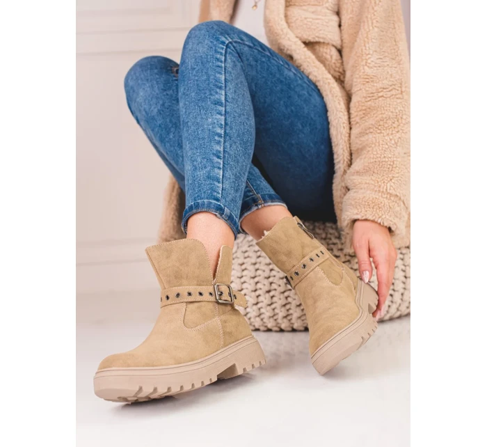 Praktické hnědé kotníčkové boty dámské na plochém podpatku Praktické hnědé kotníčkové boty dámské na plochém podpatku