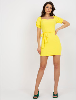 Žluté mini koktejlové šaty s páskem
