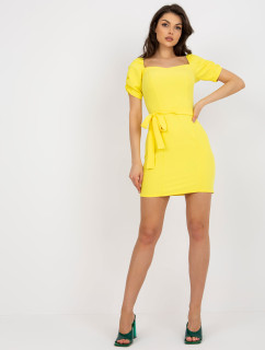 Žluté mini koktejlové šaty s páskem