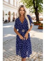 Smyslné bílé šaty s obálkovým výstřihem a ozdobným páskem tmavě modré model 21295804 - numoco basic