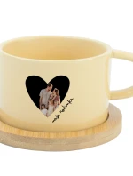 Personalizovaný keramický hrníček Makronka s výřezem fotky na podkladu