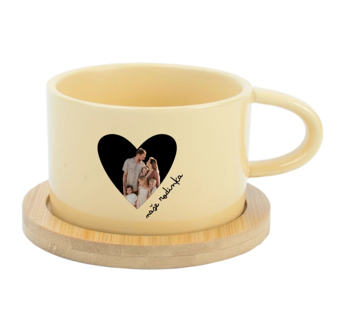 Personalizovaný keramický hrníček Makronka s výřezem fotky na podkladu
