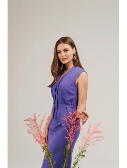 model 21154788 Šaty áčkového střihu s vázáním a výstřihem do V fialové - STYLOVE model 21154788 Šaty áčkového střihu s vázáním a výstřihem do V fialové - STYLOVE