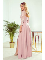 Elegantní dlouhé krajkové dámské šaty v pudrově růžové barvě s dekoltem model 8869354 - numoco