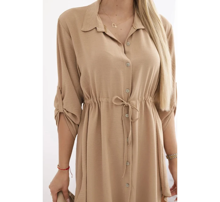 Šaty se zapínáním na knoflíky a zavazováním v pase velbloud