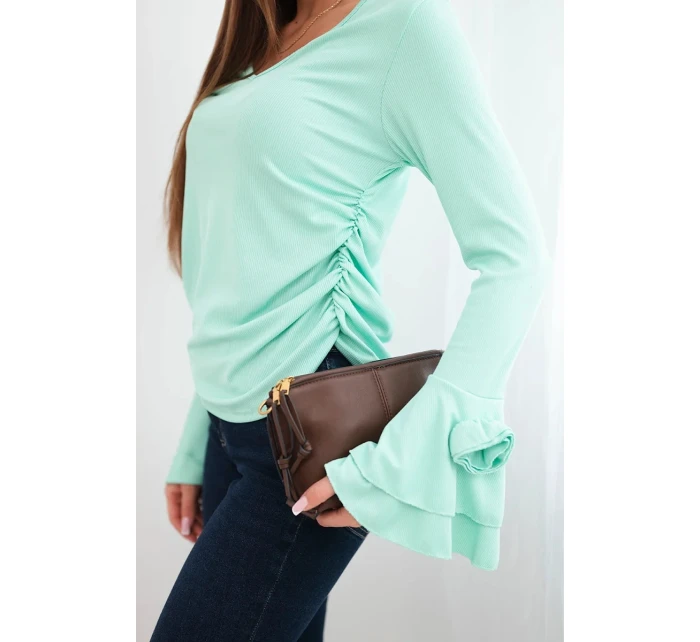 Dámská pruhovaná blůza s výstřihem do V a volánky na rukávech mátová